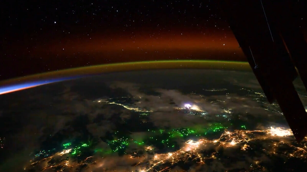 Первый таймлапс Земли с МКС: астронавт NASA Джонни Ким запечатлел северное сияние и огни городов