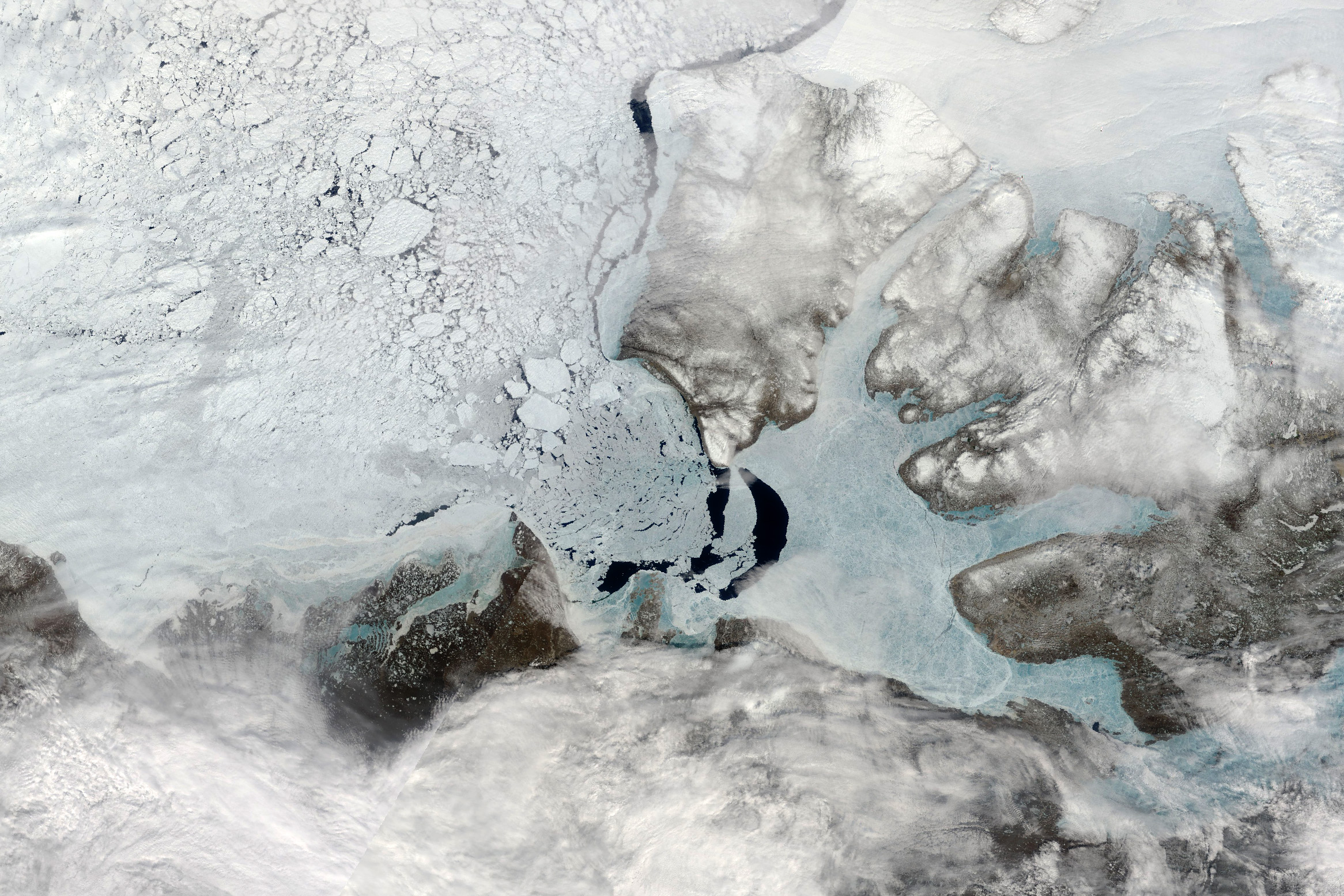 Спутники NASA зафиксировали гигантские разломы в морском льду Канадской Арктики Спутники NASA зафиксировали гигантские разломы в морском льду Канадской Арктики