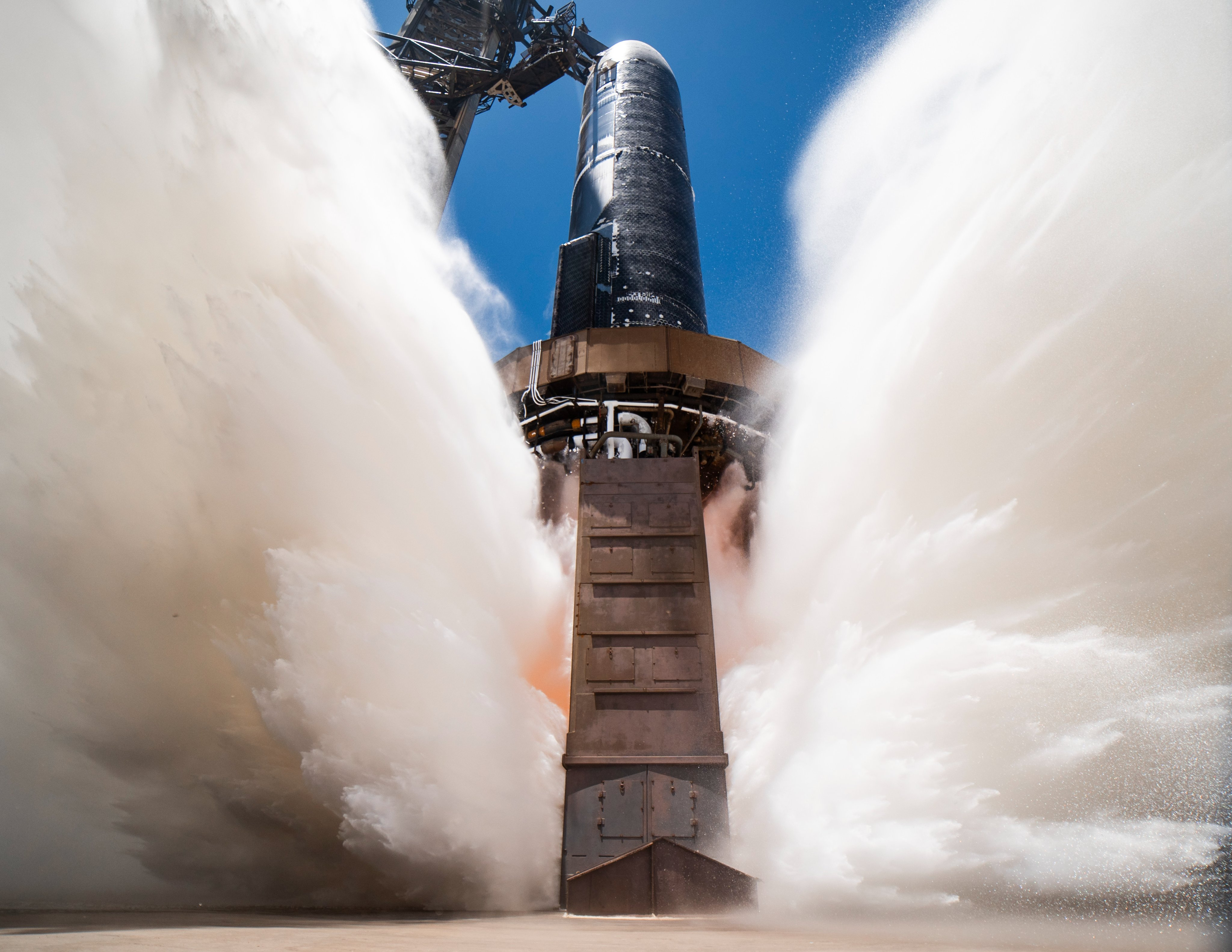 Система водяного охлаждения Starbase во время огневого испытания. Фото: SpaceX/X Тест двигателя с системой водяного охлаждения