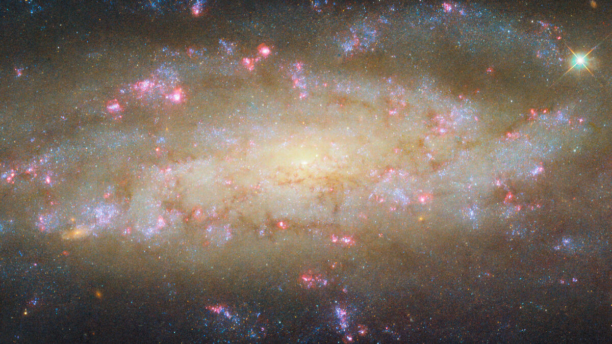 NGC 7456: Спиральная галактика с тайнами звёздного рождения и загадочными рентгеновскими источниками